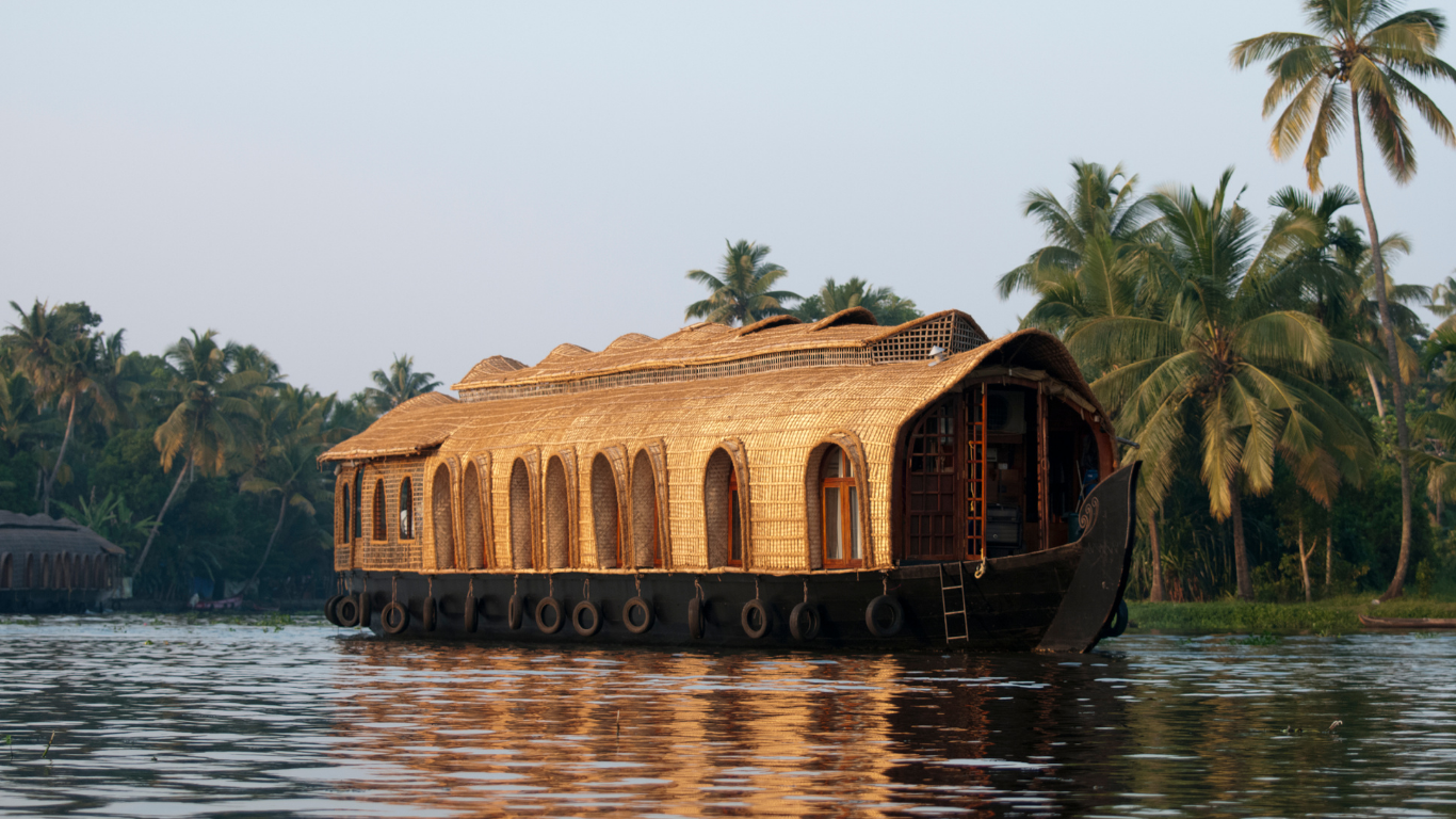 Luxury Private Houseboat Cruise in Alleppey Backwaters | Blue Holidays